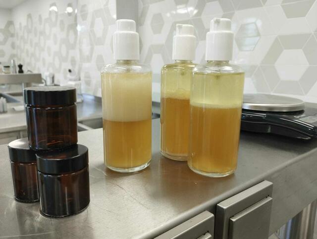 Schülerinnen füllen bereits selbstgemachte Mittel ab.  | Foto: Mein Bezirk