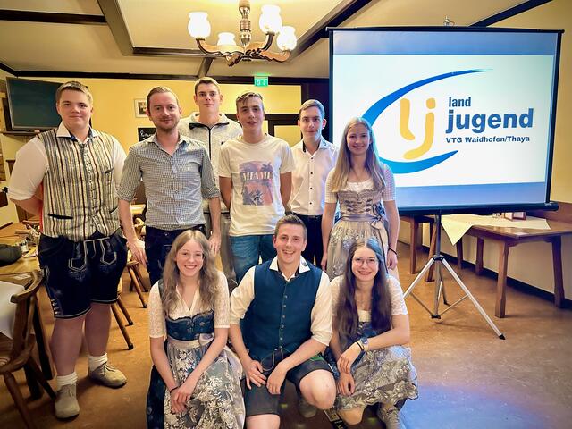 Der neue Vorstand: Medien- &amp; Pressereferent Reinhard Habisohn, Schriftführer-Stv. Philipp Loydolt, Tanzleiter Marcel Litschauer, Obmann-Stv. Georg Pischinger, Kassierin Stv. Christian Albrecht, Leiterin Stv. Laura Exl (stehend) sowie Schriftführerin Anna Koller, Obmann Florian Brunner, Leiterin Jasmin Scherzer (vorne, jeweils v.l.) | Foto: LJ Volkstanzgruppe Waidhofen