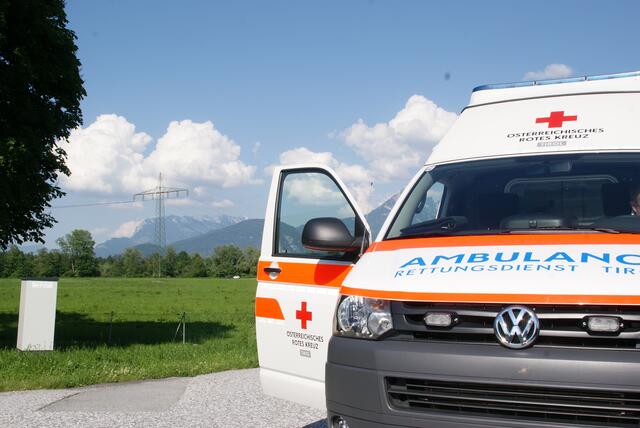 Unfall in Wörgl: Der 26-Jährige wurde mit dem Rettungswagen ins Bezirkskrankenhaus Kufstein verbracht. (Symbolfoto) | Foto: Noggler