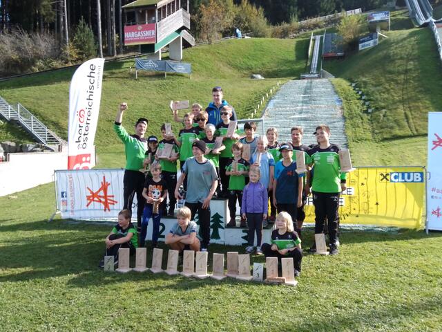 Die Höhnharter Talente mit ihren Trainern. | Foto: ASVÖ SC Höhnhart