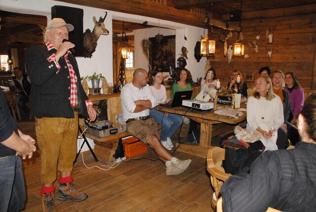 Der Moment, in dem Peter Moser erkannte, dass die Party für ihn stattfand und somit griff er auch gleich zum Mikrofon. | Foto: Brigitte Eberharter