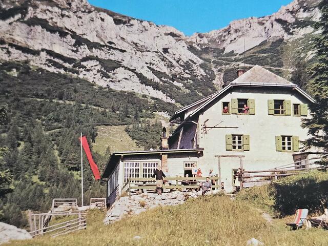 Kurz nach 1960, sichtbar das alte Plumpsklo hinter dem Haus, die Zimmer wurden bereits ausgebaut, das Matratzenlager wurde mit Semperit-Schaummatratzen ausgestattet. | Foto: Naturfreunde Mürzzuschlag
