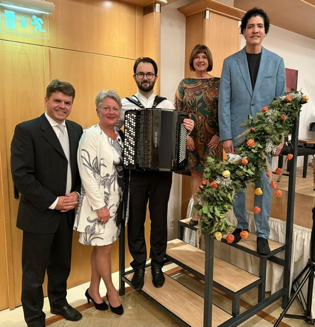 Direktor Thomas Stockhammer, Bürgermeisterin Magdalena Bathoa, Akkordensolist Nikola Djoric, Kulturrätin Andrea Hohenecker  und Dirigent Rubén Sánchez (v.l.). 