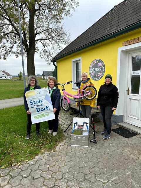 Freude über das neue Service für Radfahrer in Sparbach: Sabine Bauer, Gerlinde Katzinger, Susi Raditsch und Dunja Eisner von RatVit (v.l.) | Foto: MIS-Sparbach