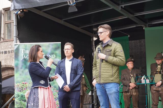 Lisa Kuprian sprach mit den Vertreterinnen und Vertretern der Standbetreiber.  | Foto: Alicia Martin Gomez