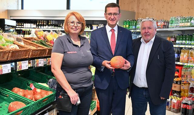Lenz-Marktleiterin Michaela Furtner, Wirtschafts-Landesrat Markus Achleitner, Obmann Ferdinand Rettensteiner.  | Foto: Land OÖ / Wolfgang Kunasz