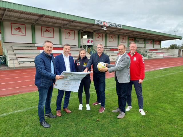 V. l.: Jürgen Schinagl (Sportausschuss-Obmann), Martin Doblinger (Obmann ATV Andorf), Natascha Gierlinger (Obfrau IGLA long life), Reinhard Köstlinger (Obmann FC Andorf), Bürgermeister Karl Buchinger und Thomas Molnar (Obmann FC Youngsters). | Foto: Marktgemeinde Andorf