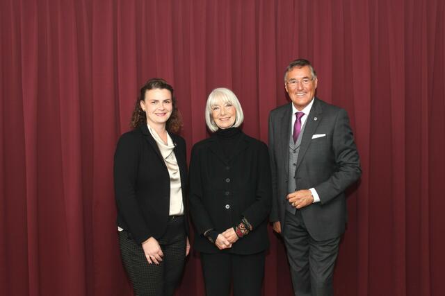 Bürgermeister Ludwig Deltl, Frau Erika Pluhar, Vizebürgermeisterin Julia Neidhart-Hermann. | Foto: Stadtgemeinde Strasshof