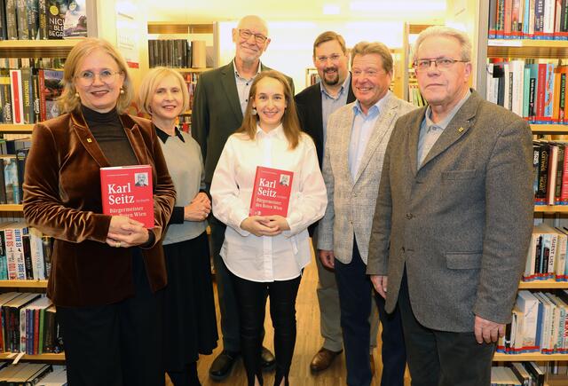 Die „History Busters“ Alexander Spritzendorfer und Harald Gröller (hinten v. li.) zusammen mit der Vorsitzenden des Kulturausschusses, Gemeinderätin Elisabeth Kreuzhuber, Magistrat-Bereichsleiterin Doris Denk, Bücherei-Leiterin Kathrin Raffetseder, Stadtrat Helmut Mayer und Gemeinderat Wolfgang Mahrer (vorne v. ll.). | Foto: Stadt Krems