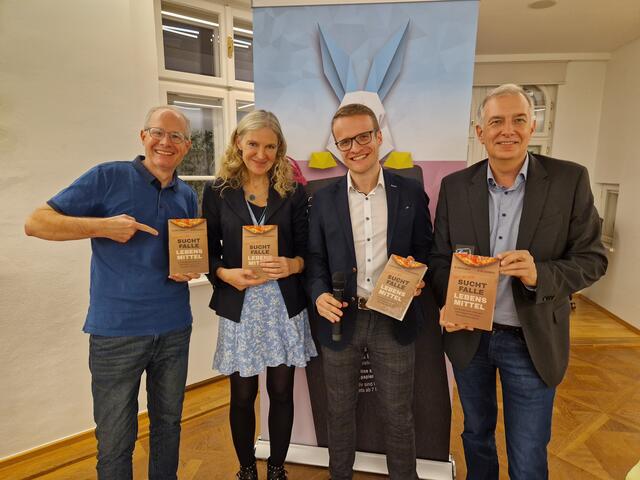 V.l.: Michael Wilhelm (Buchhandlung Haas), Autorin Iris Zachenhofer, Moderator Kevin Lagler, Johann König (Stadtgemeinde Weiz, Kunsthaus) | Foto: Kunsthaus Weiz