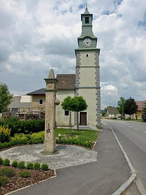 Glockenturm und Pranger im Ortszentrum Wang. | Foto: Grubernst