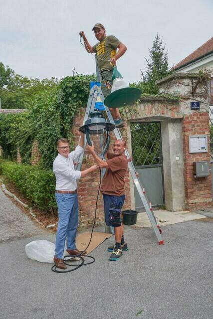 Der Austausch der alten Straßenbeleuchtung gegen neue und energieeffiziente LED-Beleuchtungskörper ist abgeschlossen. Bgm. Thaddäus Heindl mit Mitarbeitern des Ausführenden Unternehmens. | Foto: ArtoGraph, Robert Müller