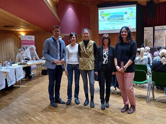 In Tirol sind – hochgerechnet - mehr als 13.000 Menschen von Demenz betroffen. Bgm. Christian Härting, Dr. Michaela Defrancesco (tirol kliniken), Verena Bramböck (LIV Tirol), Sabine Spari-Schleifer (SGS Telfs), Verena Aignesberger (LIV Tirol).  | Foto: LIV/Aignesberger