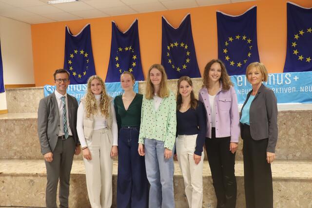 Die neuen Juniorbotschafterinnen mit Günther Kolla und Gudrun Finder | Foto: Scherr