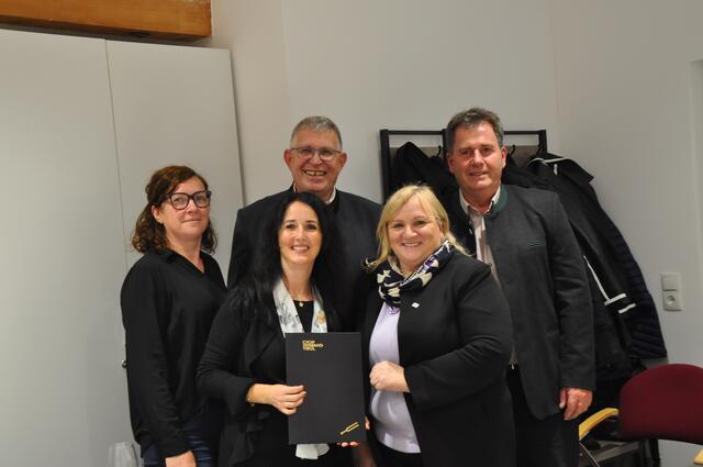 Bezirkschorleiterin Andrea Frischmann, Bezirksobmann Josef Kranebitter, Bürgermeister Josef Knabl, Chorleiterin Nicole Mark von der Sängerrunde Arzl und Landesobmannstv. Ursula Oberwalder