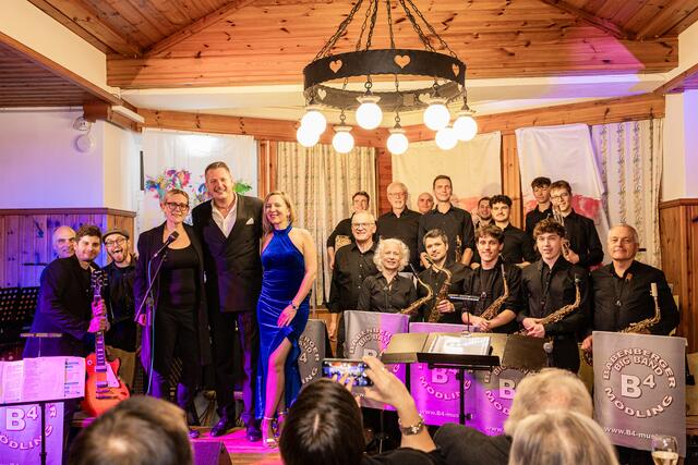 Swantje Lampert, Bernd J. Scharfegger, Silvana Mock und die Bigband.
 | Foto: KS Content & Marketing
