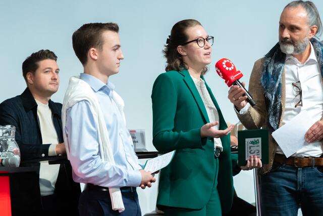 Moderator Gergor Withalm (r.) führte mit den beiden Landesschülervertretern Tanja Gaber (für die BMHS, r.) und Alexander Hirtzi (für die AHS, l.) durch die Live-Diskussion. | Foto: Konstantinov