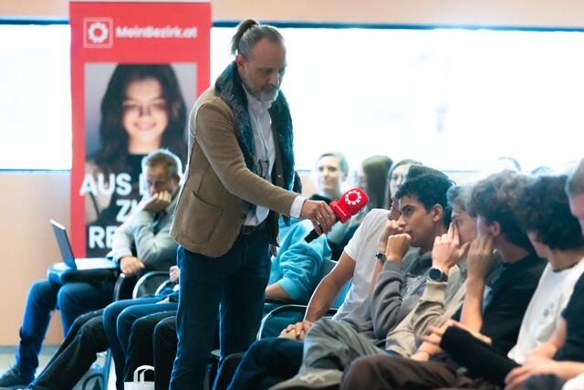 Die Schülerinnen und Schüler am Wort: Deren Fragen waren durchaus kritisch.  | Foto: Konstantinov