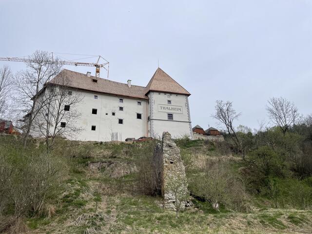 Das Schloss Sauerbrunn in Thalheim ist außen runderneuert. | Foto: Verderber