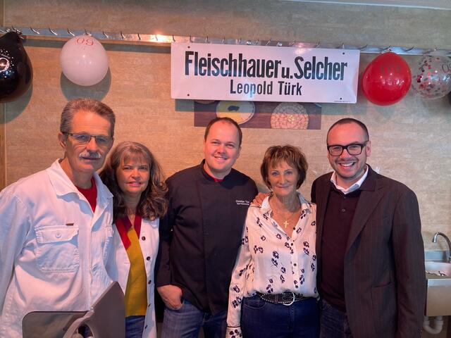 Im Bild v.l.: Gerhard, Resi und Christian Türk mit Hilda und Bgm. Patrick Geir | Foto: privat