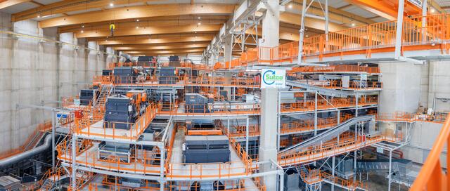 Dank modernster Technologie mit Nahinfrarot-Geräten, die verschiedene Plastikarten und sogar deren Farben unterscheiden können, bewältigt die TriPlast-Sortieranlage im Ennshafen 100.000 Tonnen Kunststoff- und Metallverpackungen pro Jahr. | Foto: Bernegger/Hermann Walkolbinger