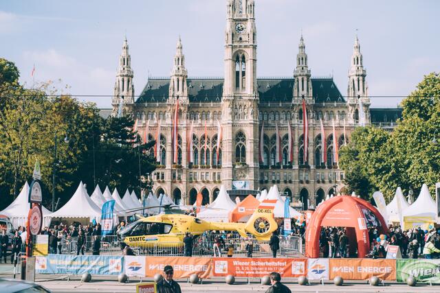 Die Helfer Wiens laden aufgrund des Nationalfeiertages am 26. Oktober zum großen Sicherheitsfest am Rathausplatz ein. (Archivfoto) | Foto: Die Helfer Wiens/A. Chapalain