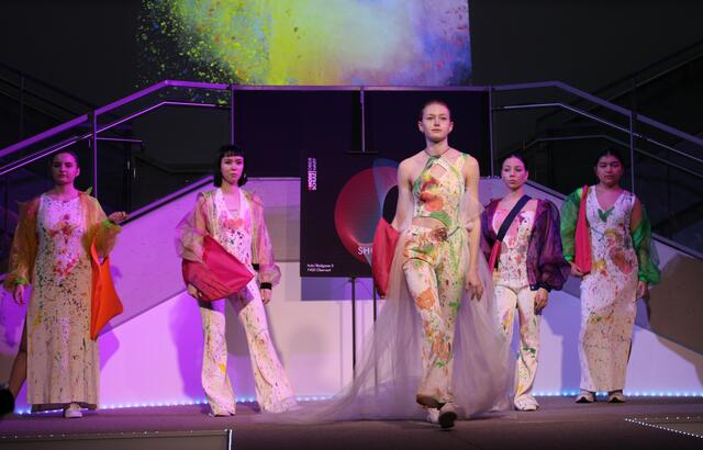 Die Schülerinnen und Schüler der HLM präsentierten ihre Kollektionen bei ihrer Modenschau "Fashion NOW".