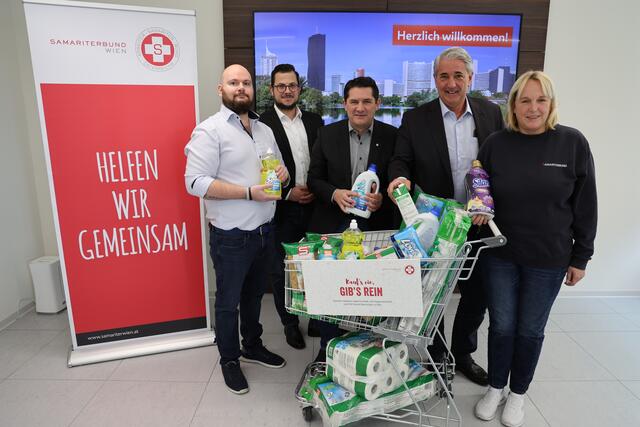 Das Sameriterwagerl wurde wieder eifrig befüllt. | Foto: Michael Brommer