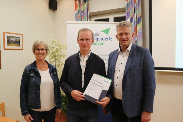 Von links: Christine Winkler (Bezirksleiterin Flachgau-Süd), Fritz Schmidhuber und Henndorfs Bürgermeister Martin Köllersberger. | Foto: Salzburger Bildungswerk/Wolfgang Hitsch