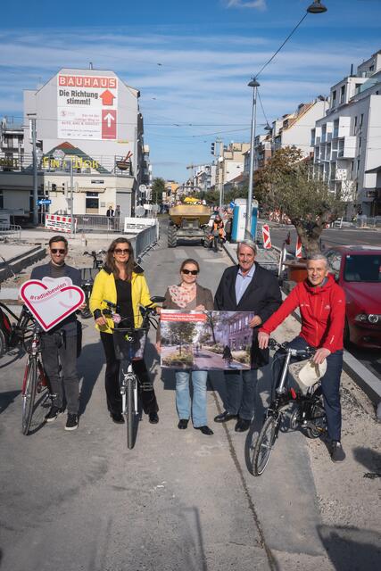 Radbeauftragter Martin Blum, Planungs- und Mobilitätsstadträtin Ulli Sima, Mobilitätssprecherin Angelika Pipal-Leixner, Bezirksvorsteher Ernst Nevrivy und Donaustädter Gemeinderat Josef Taucher (v.l.n.r.) begutachteten den neuen Radweg. | Foto: Stadt Wien/Bohmann