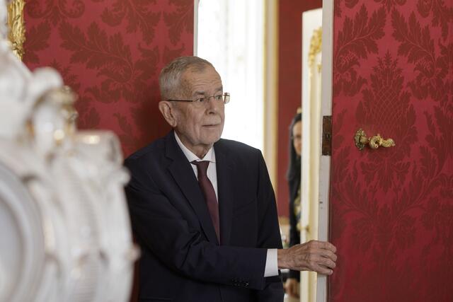 In der Hofburg hat Bundespräsident Van der Bellen am Montag die Obleute der drei größten Parteien zu Gesprächen empfangen. | Foto: ALEX HALADA / picturedesk.com