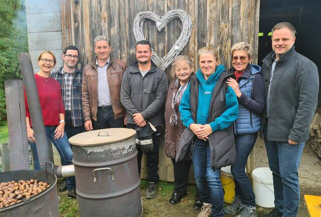Rund um den Kastanienofen versammelten sich Bgm. Monika Pock, Daniel Mohapp, Vbgm. Siegfried Niederer, Robin Maitz, Aloisia Poglitsch, Susanne Jud, Melitta Poglitsch und Bundesrat Philipp Kohl (von links). | Foto: ÖVP