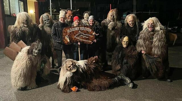 Die Plöckner Perchten sind nicht nur ein Brauchtumsverein, sondern auch ein wichtiger sozialer Akteur in der Gemeinde.  | Foto: Christopher Kepold