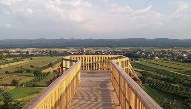 Beim dem 7 Meter hohen Skywalk auf dem Goldberg nahe Schützen am Gebirge genießt man einen Blick auf Schützen und das Leithagebirge, aber auch Eisenstadt und Donnerskirchen.  | Foto: Ilse Steiner