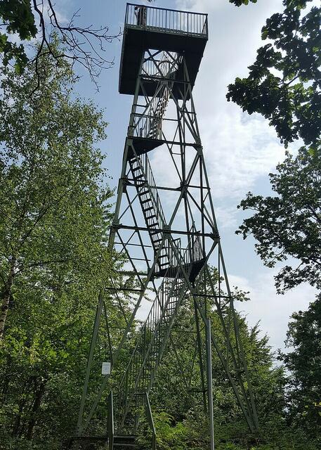 Der Sonnenberg ist die höchste Erhebung des Leithagebirges. Dort befindet sich eine 15 Meter hohe Aussichtswarte. | Foto: RegionalMedien