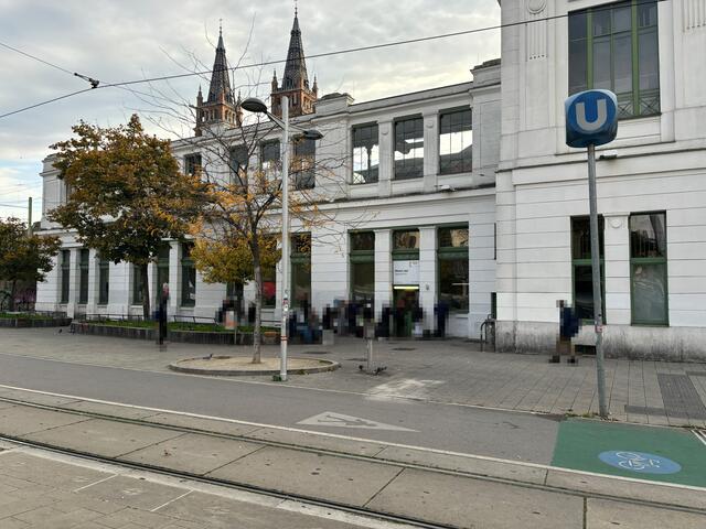 Der Platz vor dem Obdach "Josi" wirkt für einige bedrohlich – es gibt jedoch keinen Grund zur Sorge.  | Foto: Fabian Franz/MeinBezirk