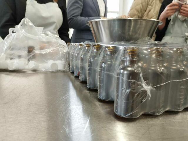 Schülerinnen füllen selbstgemachte Mittel ab.  | Foto: Mein Bezirk