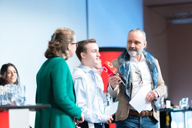 Moderator Gergor Withalm (r.) führte mit den beiden Landesschülervertretern Tanja Gaber (für die BMHS, l.) und Alexander Hirtzi (für die AHS, r.) durch die Live-Diskussion. | Foto: Konstantinov
