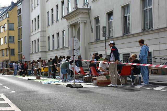 Am Schulvorplatz des BRG18 fanden im September ActionDays statt, wo Kinder und Jugendliche ihren Wunsch-Schulvorplatz gestalteten.  | Foto: BV18