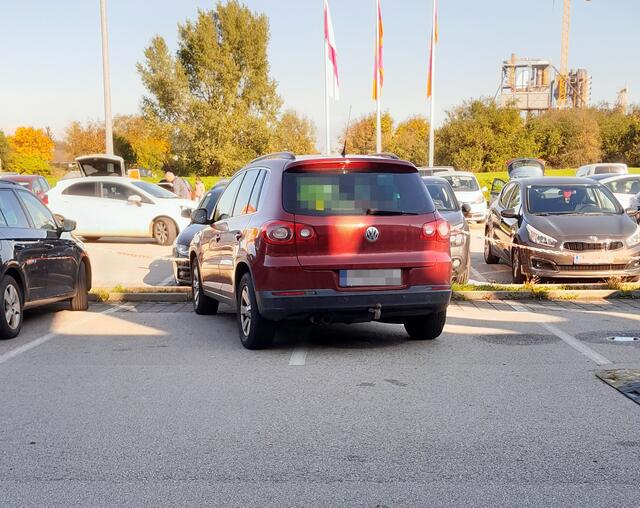 Der Lenker/Die Lenkerin hat gleich auf zwei Parkplätzen geparkt | Foto: zVg.