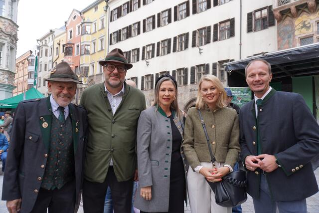 Die Tiroler Jäger und die Stadt Innsbruck feierte gemeinsam den neunten Tag des Wildes. 
v.l.n.r. Landesjägermeister Anton Larcher, Bezirksjägermeister Franz Xaver Gruber, Stadträtin Mariella Lutz, 2. Vizebürgermeistern Elisabeth Mayr und Bürgermeister Johannes Anzengruber.  | Foto: Alicia Martin Gomez