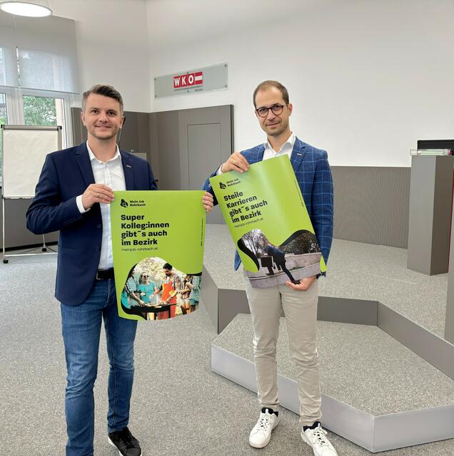 WKO-Obmann Andreas Höllinger und WKO-Leiter Michael Schaubmeier mit den neuen Plakaten. | Foto: MeinBezirk