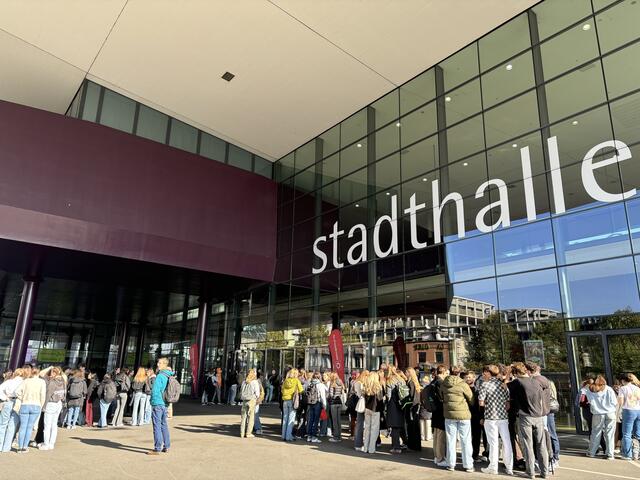Warten auf den Einlass: 900 steirische Schülerinnen und Schüler kurz vor dem Beginn der Wahldiskussion in der Grazer Stadthalle | Foto: Konstantinov