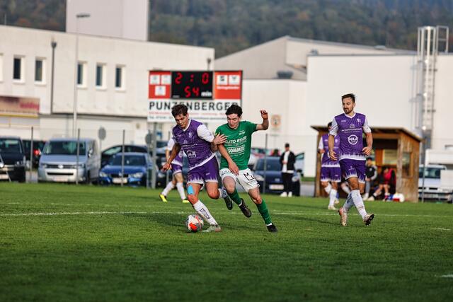 Jugend ist Trumpf: Waldings Sebastian Mayr tankt sich im Mittelfeld durch. | Foto: Reischl