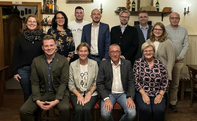 Der neue Vorstand des ÖAAB Pyhra-Wald mit den Ehrengästen (von links nach rechts)
sitzend: LAbg. Florian Krumböck, BGM Monika Fischer, Obmann GR Franz Ambichl, VizeBGM Erika Zeh
stehend: Bettina Kocevar, GR Michaela Waxenegger, Florian Ascher, GGR Michael Filz, GR Claus Schmitzer, GR Alexander Zeh, Elisabeth Zeh, Josef Birringer | Foto: ÖAAB Pyhra-Wald