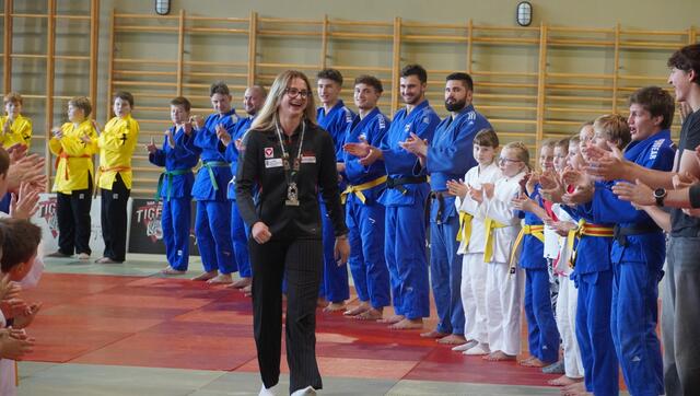 Im Spalier wurde die Juniorenweltmeisterin begrüßt. | Foto: Johannes Brandner