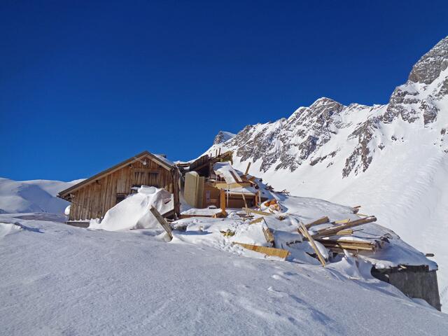 Im Winter 2019 musste die Totalphütte in Vorarlberg nach einer Zerstörung durch eine Lawine wieder aufgebaut werden.  | Foto: Christoph Etter