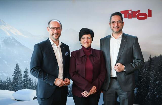 Zogen Bilanz über den aktuellen Sommer und blickten auf die kommende Wintersaison: Landesrat Mario Gerber, Tirol Werbung-Geschäftsführerin Karin Seiler und Wirtschaftskammer-Spartenobmann Alois Rainer (v.l.).  | Foto: © Franz Oss