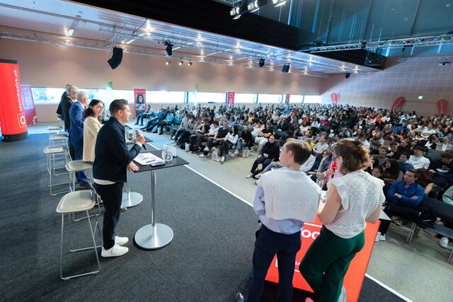 Die sechs Parteispitzen stellten sich in der Grazer Stadthalle den Fragen der rund 900 steirischen Schülerinnen und Schüler, die quer durch die Steiermark zur Diskussion angereist waren.  | Foto: Konstantinov