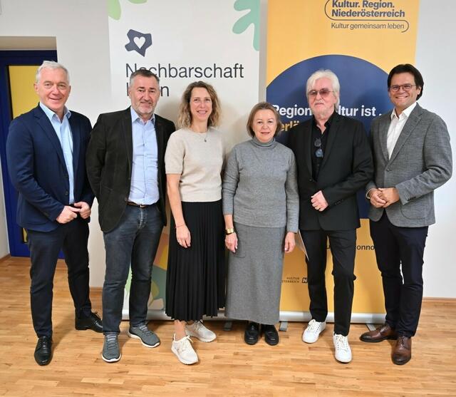 Kultur.Region.Niederösterreich-Geschäftsführer Martin Lammerhuber, Franz Lang (ehemaliger Direktor des österreichischen Bundeskriminalamtes und geschäftsführender Generaldirektor für die öffentliche Sicherheit),Rita Aschenbrenner Lang (Coach), Heide Kerschbaumer (ehemalige Schulleiterin der Innovativen Schule VS Emmersdorf), Reinhold Bilgeri (Filmemacher, Autor und Musiker), Bernhard Heinl (Bürgermeister Michelhausen). | Foto: Erich Marschik